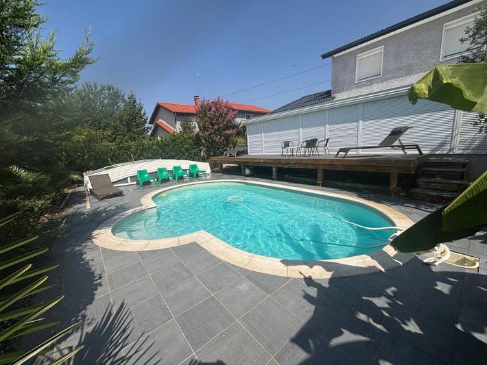 Location de vacances pour 11 personnes, avec jardin ainsi que piscine et terrasse, animaux acceptés à Saint-Laurent-de-Mure - 2