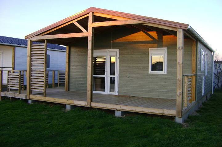 Chalet pour 4 personnes, avec piscine ainsi que terrasse et jardin