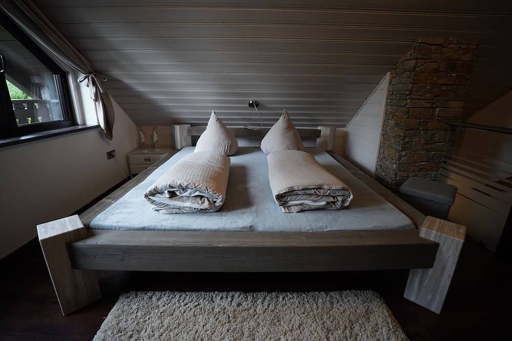 Ferienhaus mit traumhaftem Ausblick in ruhiger Lage und Pool, direkt am Waldrand in Sonneberg, Frankenwald