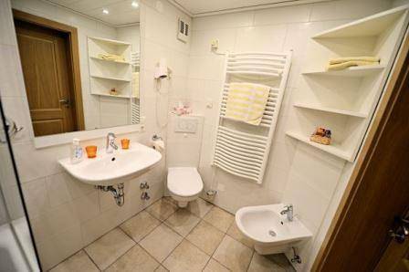 Ganze Ferienwohnung, Gästehaus Mona-Lisa - Ferienwohnung 1, Og, 65 qm, 2 - 4 Personen, 2 sep. Schlafzimmer und Balkon in Grabenstätt, Chiemsee