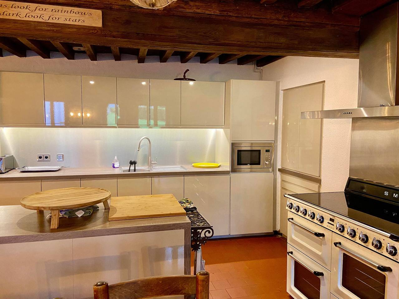 Countryside Retreat, 11 Bedrooms, Private Lake, Wifi, Pets Allowed in Quarré-les-Tombes, Morvan Regional Nature Park
