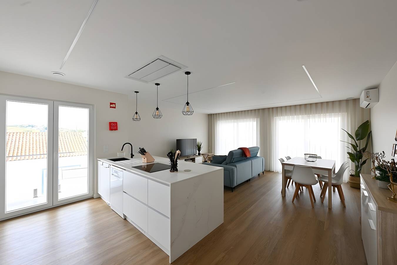 Casa Vacacional 'Brisa Do Sizandro' con Balcón, Wi-Fi y Aire Acondicionado in São Pedro da Cadeira, Distrito de Lisboa