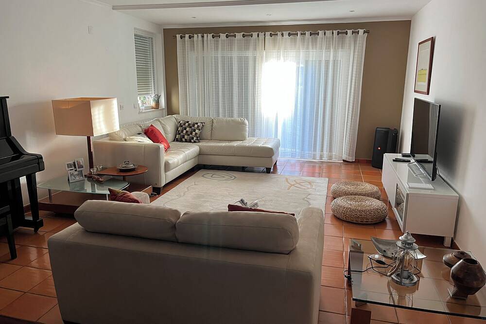 Spacious villa with garden and barbecue, near Serra de Sintra, beach and Cascais in Alcabideche, Costa de Lisboa