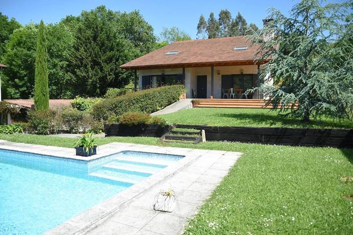 Casa rural para 9 personas, con piscina además de vistas y jardín, Se admiten mascotas en Bárcena de Cicero