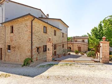 Gîte pour 4 personnes, avec jardin et piscine, animaux acceptés à Città di Castello