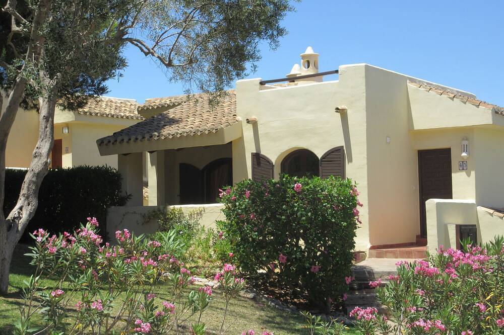 Villa with stunning views,easy access to swimming pool/ beautiful gardens. A/Con in Mar Menor, Costa Cálida