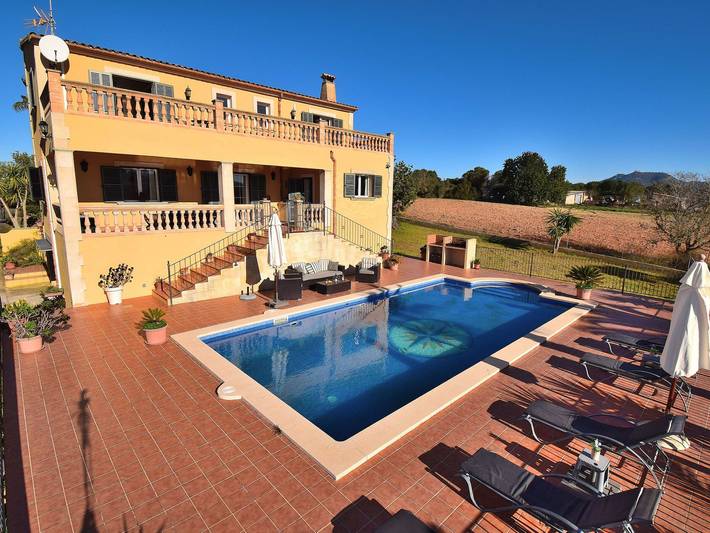 Finca für 8 Personen, mit Balkon und Terrasse sowie Garten in Cas Concos
