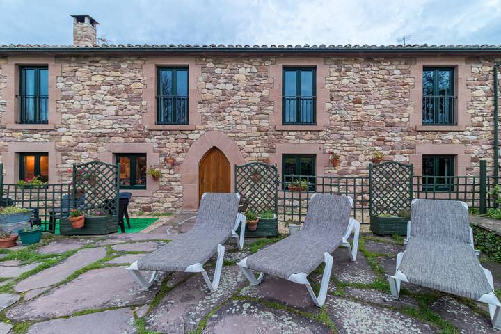 Chalet para 28 personas, con jardín además de piscina para niños y sauna, Se admiten mascotas en Cantabria - 2