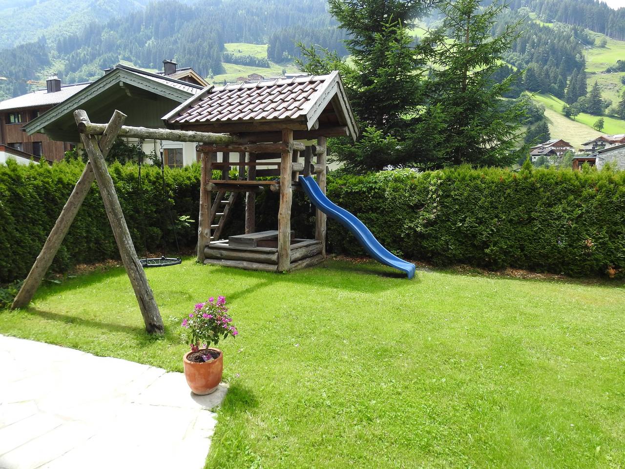 Entire apartment, Apartment 'Frauenkogel' with Private Garden, Balcony and Wi-Fi in Großarl, Ski Amadé