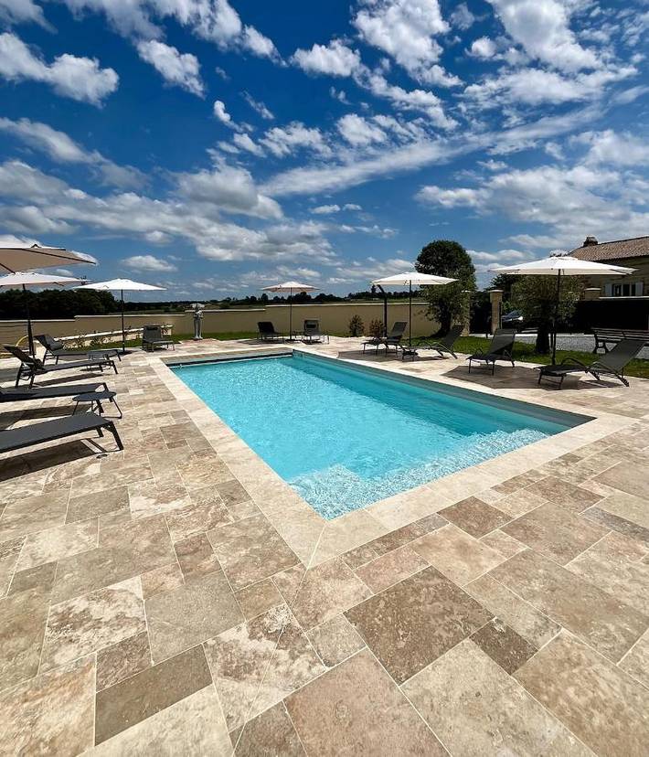 Gîte pour 2 personnes, avec vue ainsi que piscine et jardin à Lussac - 3