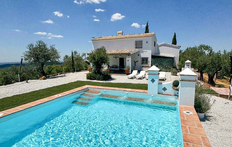 Une retraite tranquille au bord de la piscine près du centre ville de Constantina in Constantina, Sierra Morena