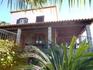 Gîte pour 4 personnes, avec jardin et vue dans Estreito da Calheta