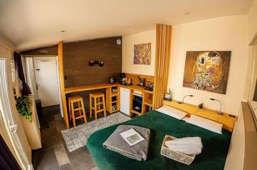 Gîte pour 2 personnes, avec terrasse ainsi que jardin et vue dans Stade de la Beaujoire