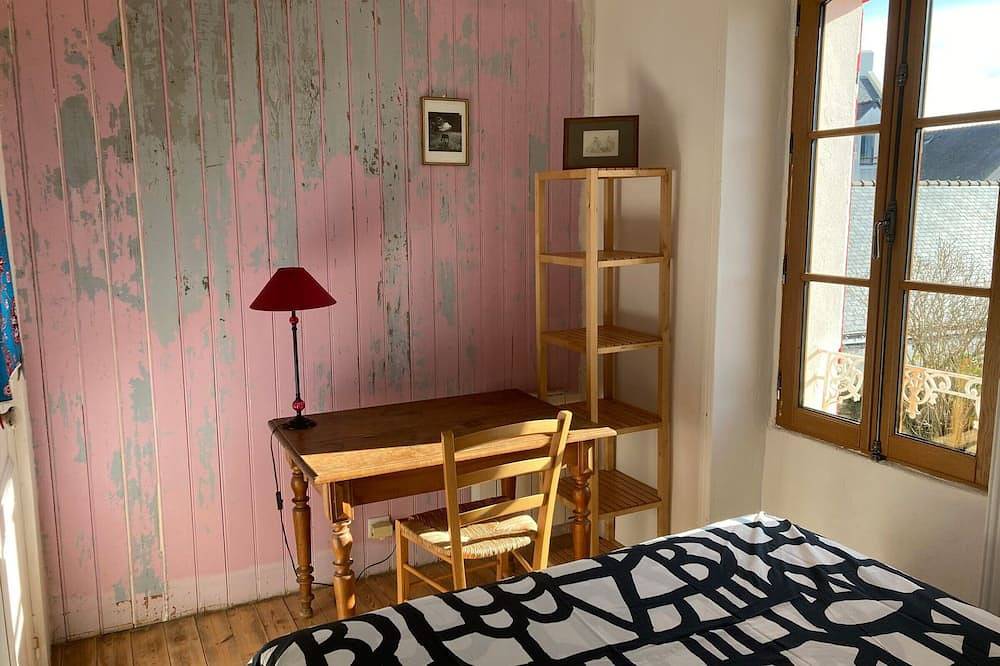 Renovated house with garden and Wi-Fi in Locmaria in Locmaria, Côte des Mégalithes