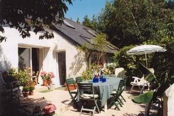 Gîte pour 6 personnes, avec jardin et terrasse à Cast