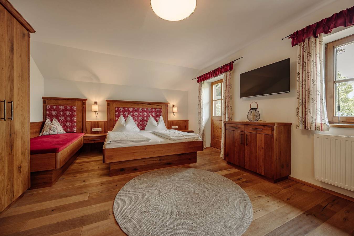 Chalet 'Hinterweiding Gut' met uitzicht op de bergen, tuin & Wi-Fi in Sankt Veit im Pongau, Ski Amadé