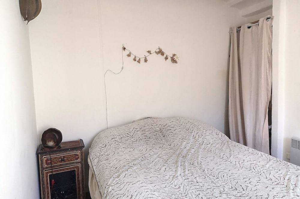 Geprivatiseerde verdieping in dorpshuis, slaapkamer, zithoek, badkamer, Wc in Cadenet, Parc naturel régional du Luberon
