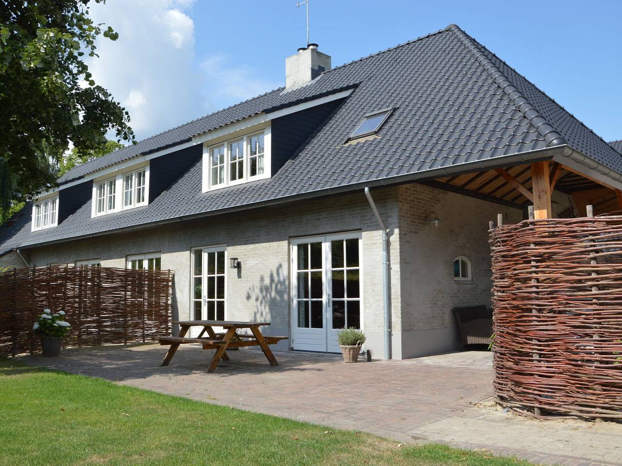 Familienhaus mit Trampolin in Haaren, Nordbrabant