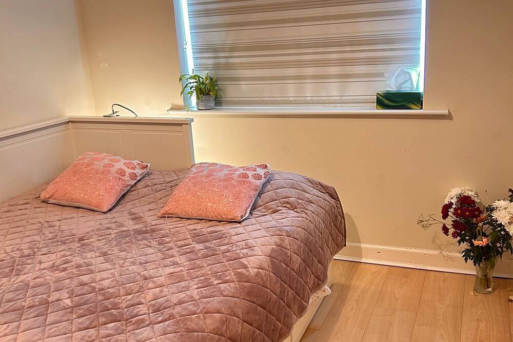 Double bed 10mn by car Dublin airport 8mn bus & shops with light breakfast in Fingal