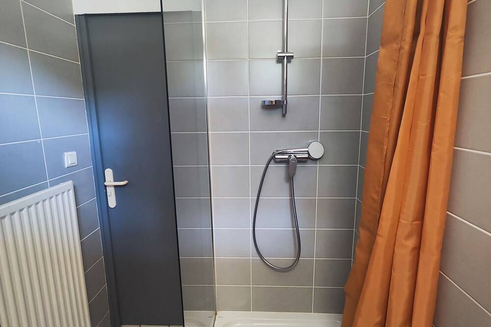 Entire apartment, Espalion, pleasant accommodation 5 people, heated swimming pool, ideal for families in Espalion, Aveyron