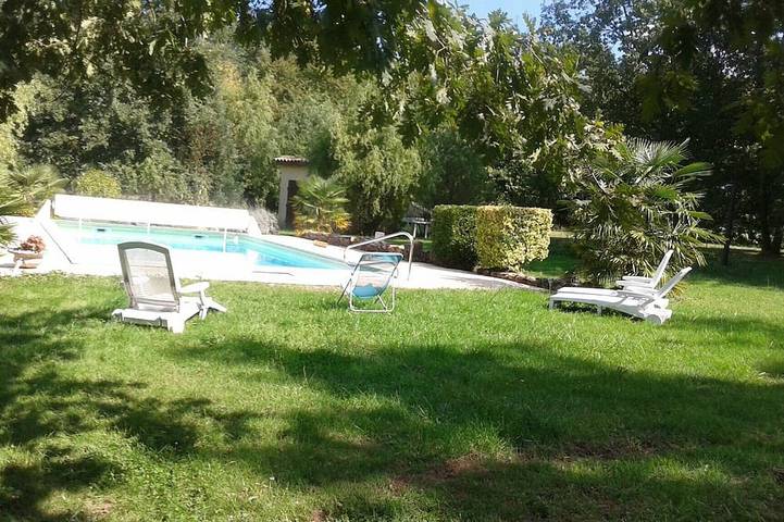 Location de vacances pour 7 personnes, avec jardin et piscine à Loubejac