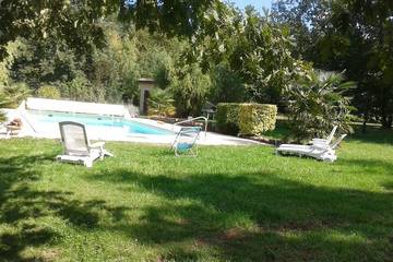 Gîte pour 7 personnes, avec jardin ainsi que piscine et terrasse à Loubejac