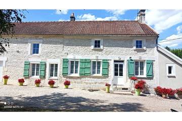 Gîte pour 6 personnes, avec jardin et jacuzzi, animaux acceptés à Sougères-en-Puisaye