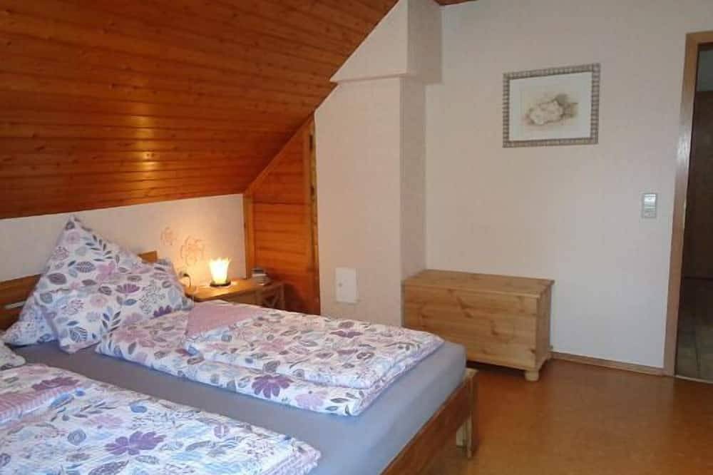 Ganze Wohnung, Gemütliches Feriendomizil (80qm) mit Balkon und freier Unterbringung für Kinder unter 6 Jahren in Eußenheim, Maindreieck