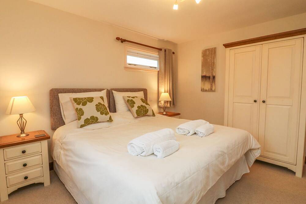 Fig Tree Cottage, family friendly, with hot tub in Bickleigh in Tiverton, Devon