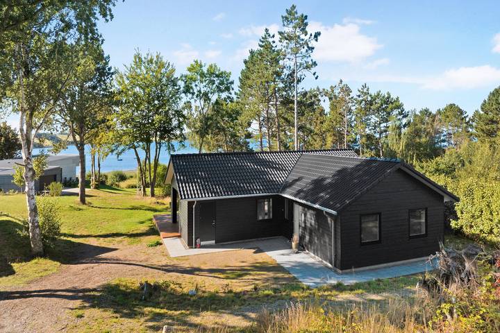 Ferieudlejning for 8 personer, med Terrasse og Have såvel som Udsigt og Søudsigt i Fåborg