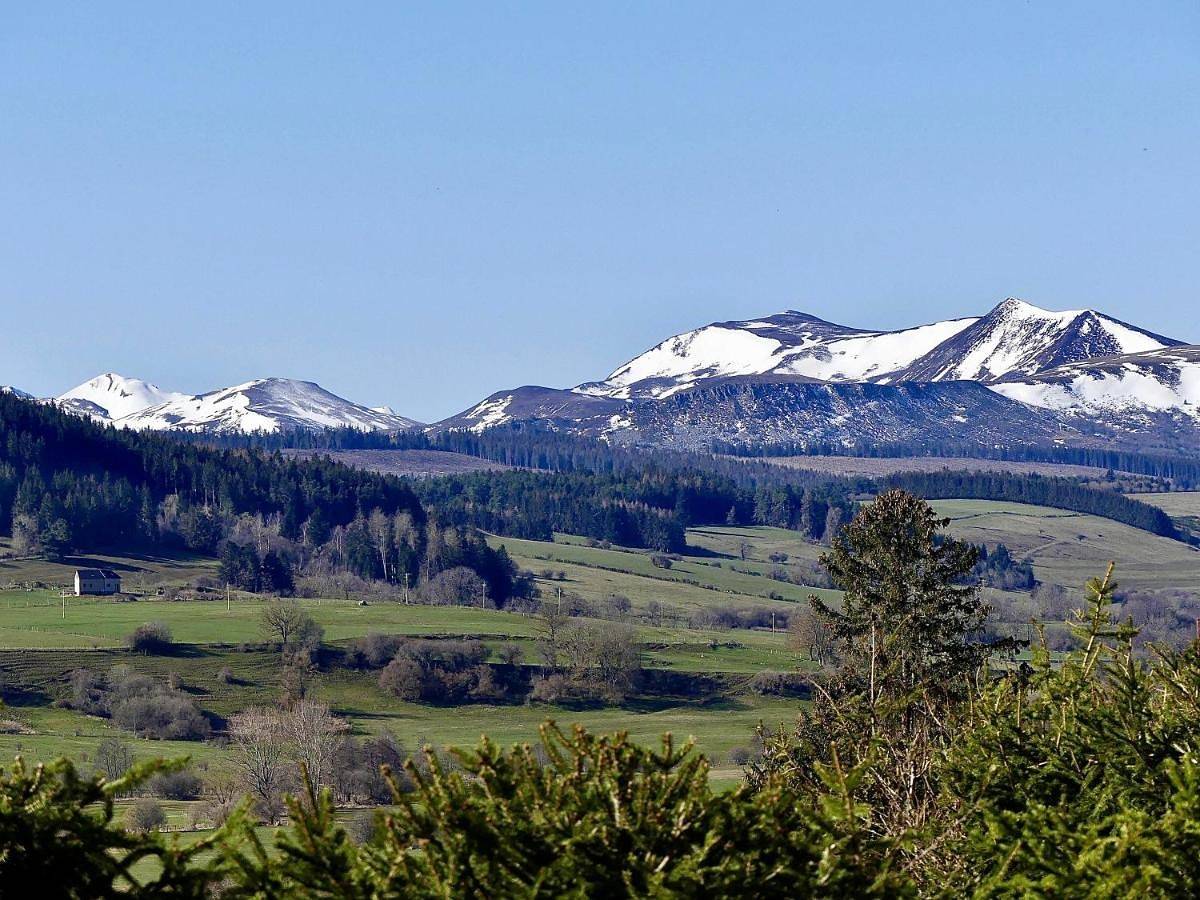 Hôtel pour 2 personnes avec terrasse in Aydat, Parc naturel régional des Volcans d'Auvergne