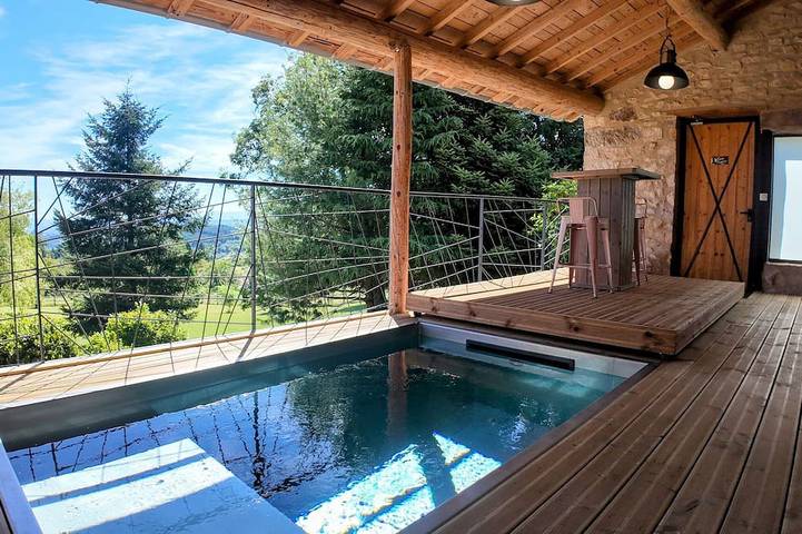Gîte pour 2 personnes, avec piscine ainsi que sauna et terrasse dans la Loire