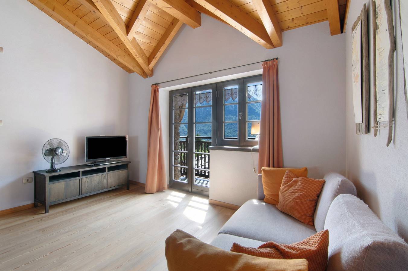 Ferienhaus 'Pollicina' mit Bergblick und Balkon in Margno, Orobie Alpen West
