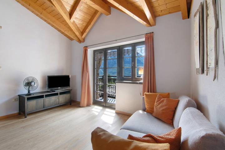 Holiday Home 'Pollicina' with Mountain View and Balcony in Margno, Västra Orobie-alperna
