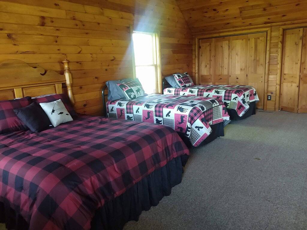 Amazing Log Cabin with Beautiful Views at Apple Canyon Lake in Jo Daviess County
