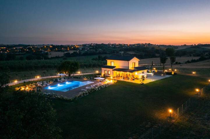 B&b per 2 persone, con Idromassaggio e Giardino nonché Piscina e Sauna a Montemarciano