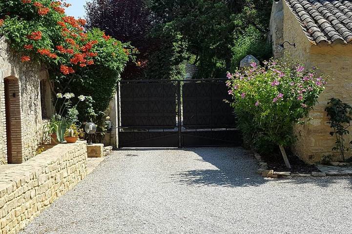 Gîte pour 5 personnes, avec jardin ainsi que piscine et balcon à Vénéjan