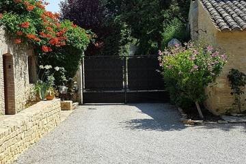 Gîte pour 5 personnes, avec balcon ainsi que piscine et jardin à Vénéjan