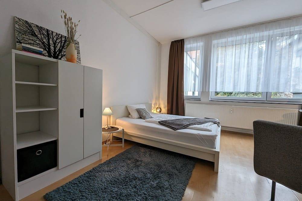 Ganze Wohnung, Kleines Studio mit Küchenzeile und Bad, zentral, barrierefrei in Pforzheim, Nordschwarzwald