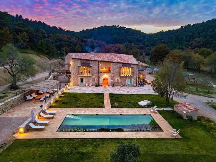 Hotel para 2 personas, con jardín además de piscina y terraza en Garrotxa