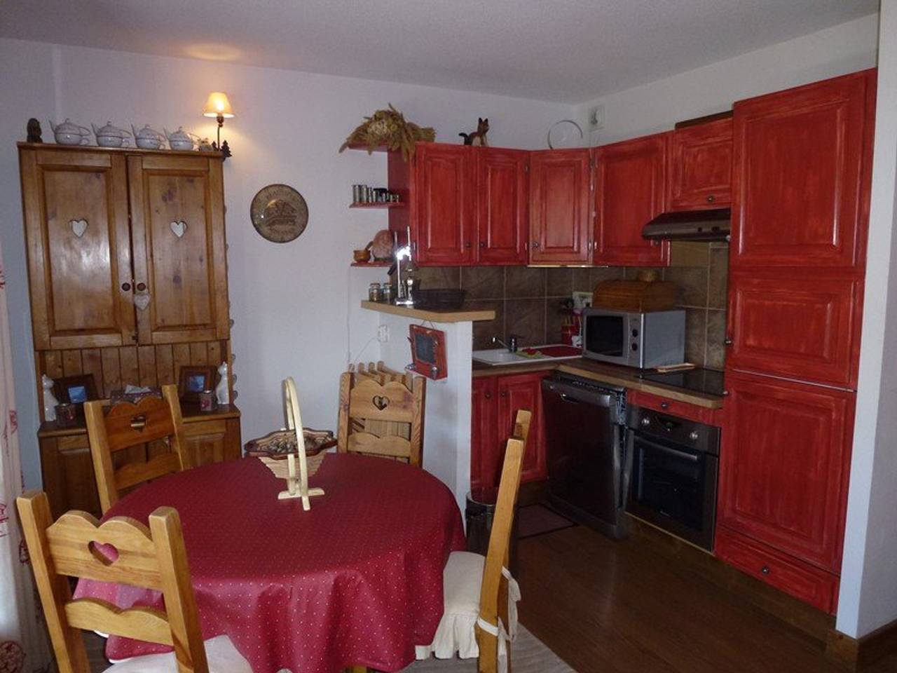 Ganze Wohnung, **Neues, gut ausgestattetes Apartment mit Ski-in/Ski-out und Terrasse** in Isola 2000, Isola