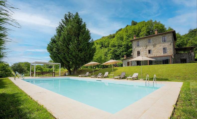Villa per 14 persone, con Balcone e Terrazza nonché Giardino e Piscina in Garfagnana