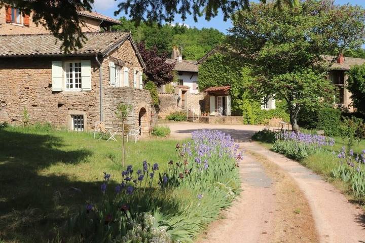 Gîte pour 4 personnes, avec terrasse et piscine à Berzé-la-Ville