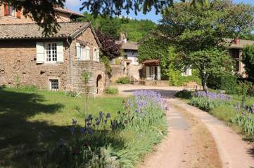 Gîte pour 4 personnes, avec terrasse et piscine à Berzé-la-Ville
