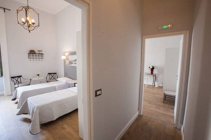 Ganze Wohnung, 2 Schlafzimmer Apartment im historischen Zentrum in Neapel, Neapel Provinz