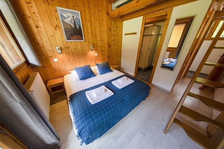 Direct access to Avoriaz. 500m from Prodain's Telecabine. Ski back into chalet.<br>4 bedrooms + 4 bathrooms + Jacuzzi & open fire. in Morzine, Les Portes du Soleil