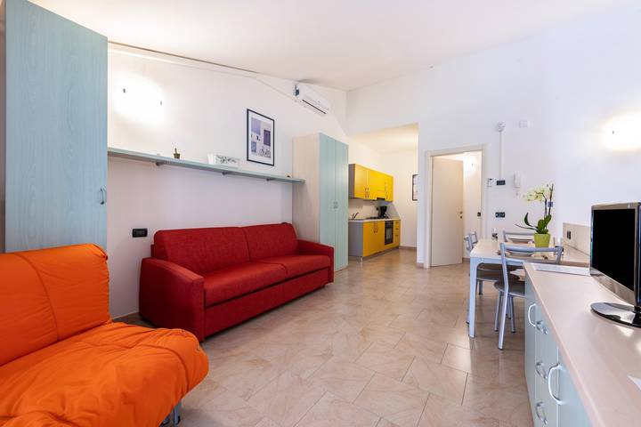 Estudio entero, Estudio 'Acogedor Le Vele 7 Garda Lake' con vistas a la montaña, Wi-Fi y aire acondicionado in Maderno, Toscolano-Maderno