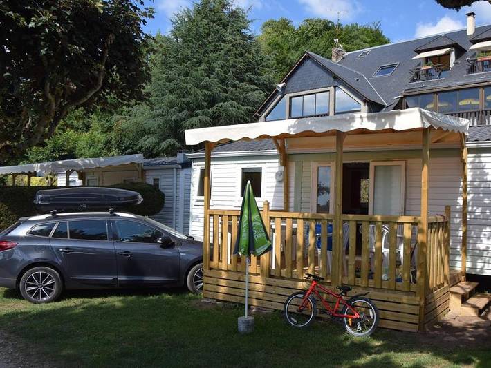 Camping Sites et Paysages - Beau Rivage  - Mobilheim 4 personen - Cottage Evasion "Seeblick" (überdachte Terrasse) Neuheit 2024 in Salles-Curan, Pareloup-See