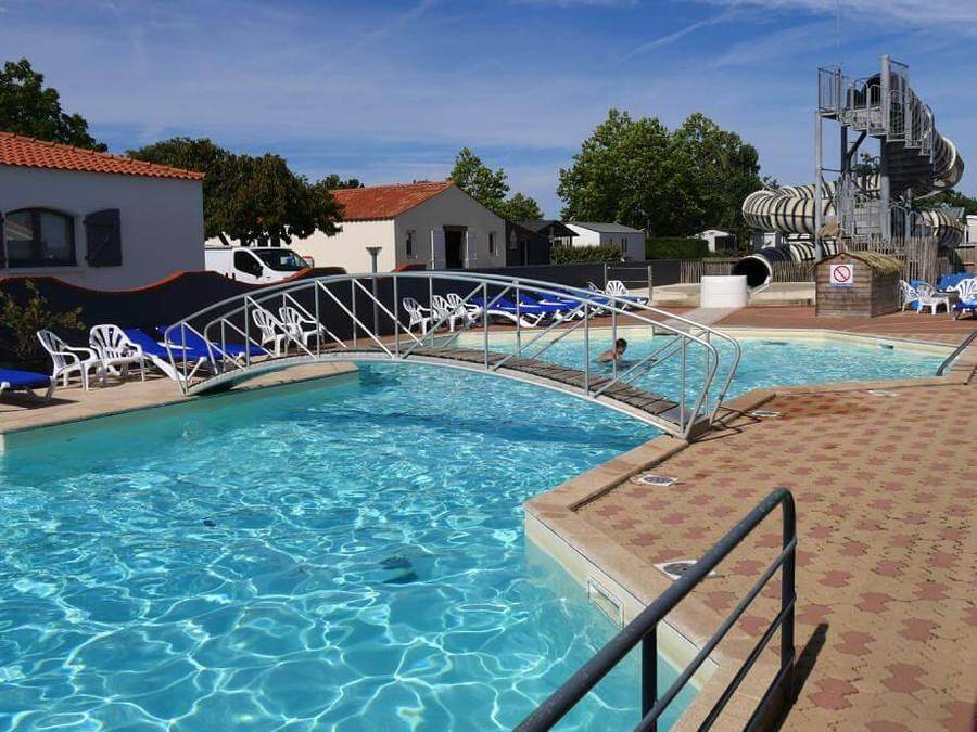 Camping La Bolée d'Air - Mobilhome 6 personnes - Comfort | 2 Ch. | 4/6 Pers. | Terrasse surélevée | Clim. | Tv in Saint-Vincent-sur-Jard, Vendée