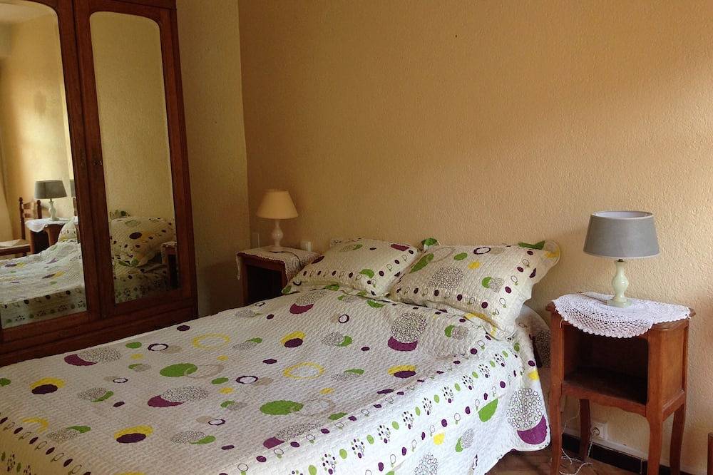 Small house not overlooked in the old village of Montesquieu des Albères. in Montesquieu-des-Albères, Céret region